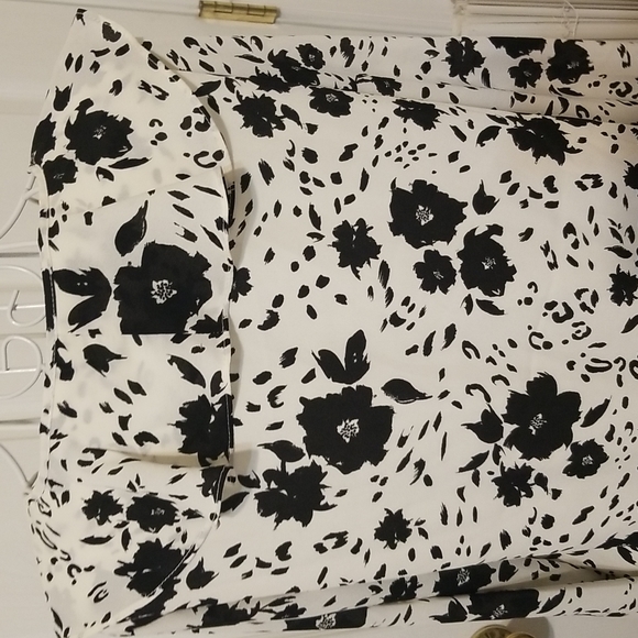 Pretty cream and black floral top - Picture 8 of 13